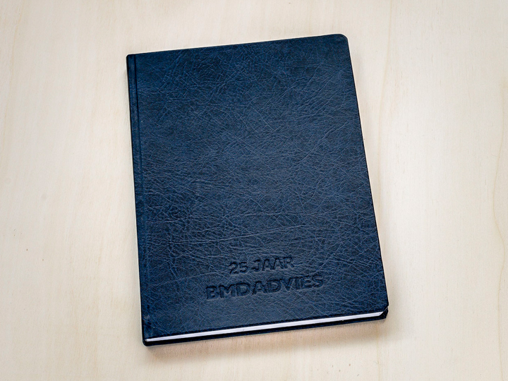 notitieboek met verdiept logo